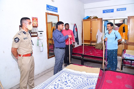 గవర్నర్ పేట పోలీస్ స్టేషన్ పరిదిలోని పోలీస్ డార్మిటరీని ఆకస్మిక తనిఖీ చేసిన నగర పోలీస్ కమీషనర్ శ్రీ కాంతి రాణా టాటా ఐ.పి.ఎస్., గారు