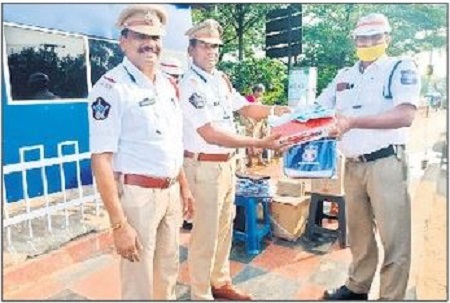 ట్రాఫిక్ పోలీసులకు వేసవి కిట్ల పంపిణీ