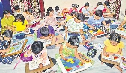 చిట్టి చేతుల్లో చిత్రాలు