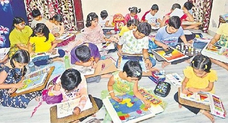 చిట్టి చేతుల్లో చిత్రాలు