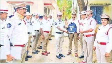 ట్రాఫిక్ పోలీసులకు సమ్మర్ కిట్ల పంపిణీ