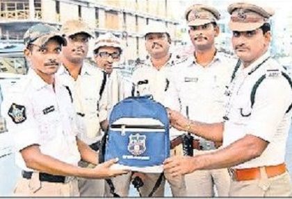 ట్రాఫిక్ పోలీసులకు సమ్మర్ కిట్ల పంపిణీ