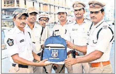 ట్రాఫిక్ పోలీసులకు సమ్మర్ కిట్ల పంపిణీ
