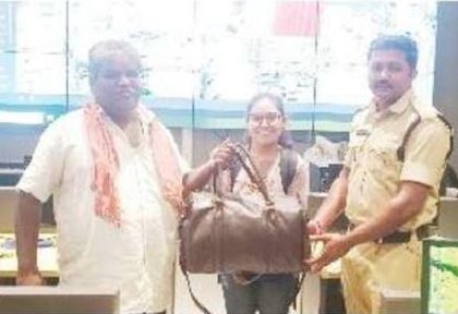 పోగొట్టుకున్న బ్యాగును అందించిన పోలీసులు