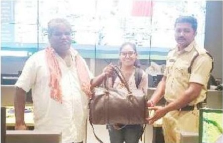 పోగొట్టుకున్న బ్యాగును అందించిన పోలీసులు