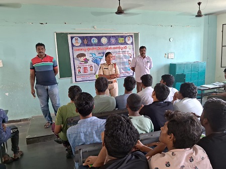 సైబర్ క్రైమ్, సోషల్ మీడియా నేరాలపై విద్యార్ధులకు అవగాహన, చేరువ వాహనం ద్వారా ప్రజలకు అవగాహన