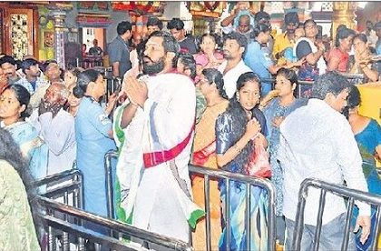 దుర్గమ్మ సన్నిధిలో భక్తుల రద్దీ