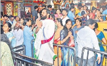 దుర్గమ్మ సన్నిధిలో భక్తుల రద్దీ