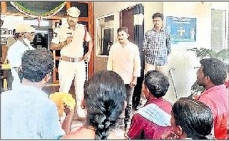 చిరు వ్యాపారులకు కౌన్సెలింగ్
