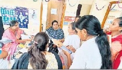 విలేజ్ హెల్త్ క్లినిక్ లో డీఎంహెచ్ఓ ఆకస్మిక తనిఖీ