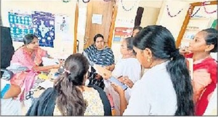 విలేజ్ హెల్త్ క్లినిక్ లో డీఎంహెచ్ఓ ఆకస్మిక తనిఖీ