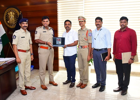 చాట్ బాట్, హై అలెర్ట్ సేవలను ప్రారంభించిన పోలీస్ కమీషనర్ శ్రీ కాంతి రాణా టాటా ఐపీఎస్ గారు
