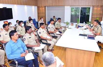 పోలీస్ అధికారులతో సమావేశం నిర్వహించిన డీసీపీ శ్రీ విశాల్ గున్ని ఐపీఎస్ గారు