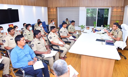 పోలీస్ అధికారులతో సమావేశం నిర్వహించిన డీసీపీ శ్రీ విశాల్ గున్ని ఐపీఎస్ గారు