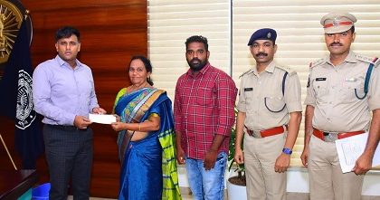 పదవీ విరమణ చేసిన హోంగార్డు కుటుంబానికి ఆర్థిక  సహాయం  అందించిన పోలీస్ కమీషనర్  శ్రీ కాంతి రాణా టాటా, ఐ.పి.ఎస్., గారు