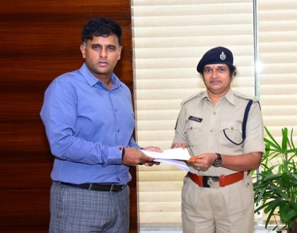 పోలీస్ సిబ్బందిని రివార్డ్‌లతో అభినందించిన పోలీస్ కమీషనర్ శ్రీ కాంతి రాణా టాటా ఐపిఎస్ గారు