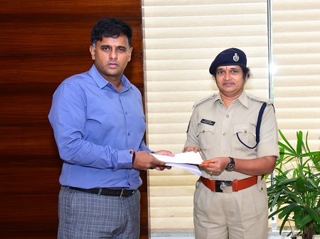 పోలీస్ సిబ్బందిని రివార్డ్‌లతో అభినందించిన పోలీస్ కమీషనర్ శ్రీ కాంతి రాణా టాటా ఐపిఎస్ గారు