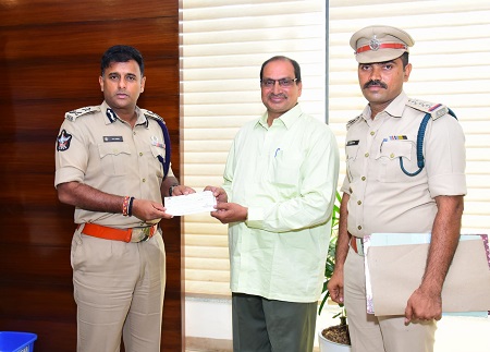 రిటైర్డు హోంగార్డుకి ఆర్థిక సహాయం అందజేసిన పోలీస్ కమీషనర్ శ్రీ కాంతి రాణా టాటా ఐపీఎస్ గారు