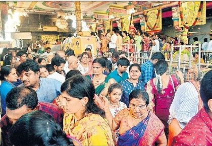 దుర్గమ్మ సన్నిధిలో భక్తుల కోలాహలం