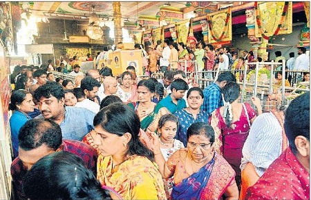 దుర్గమ్మ సన్నిధిలో భక్తుల కోలాహలం
