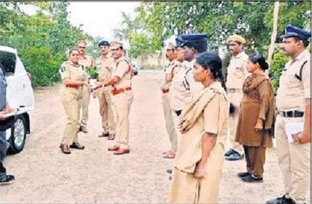 పోలీస్ స్టేషన్లను ఆకస్మిక తనిఖీ చేసిన డీసీపీ