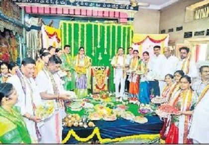 దుర్గమ్మకు భక్తిశ్రద్ధలతో ఆషాఢ సారె సమర్పణ