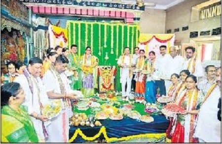 దుర్గమ్మకు భక్తిశ్రద్ధలతో ఆషాఢ సారె సమర్పణ