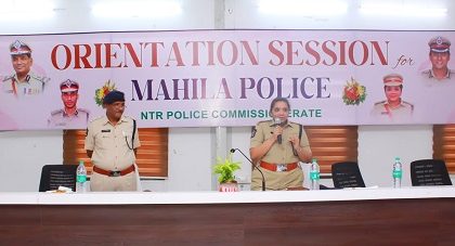 సచివాలయ మహిళా పోలీసులకు దిశానిర్దేశం చేసిన డీసీపీ శ్రీమతి అజిత వేజండ్ల ఐపీఎస్ గారు