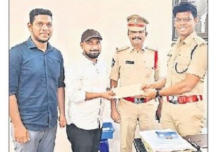 నగదు రివార్డు అందజేత
