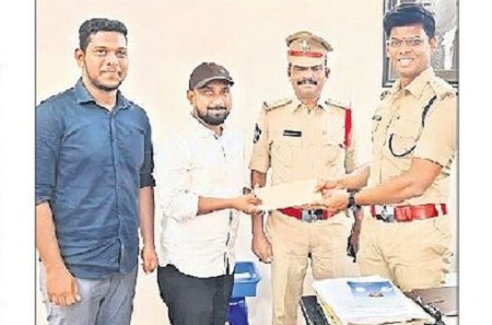 నగదు రివార్డు అందజేత