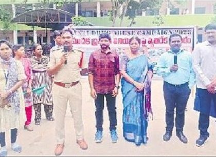 మాదక ద్రవ్యాలకు యువత దూరంగా ఉండాలి