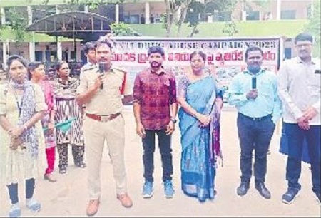 మాదక ద్రవ్యాలకు యువత దూరంగా ఉండాలి