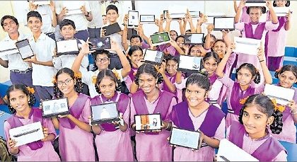 విద్యార్థుల కోసం మరో 6 లక్షల ట్యాబ్ లు