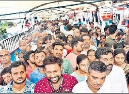 దుర్గమ్మ సన్నిధిలో భక్తజన సందడి
