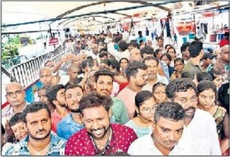 దుర్గమ్మ సన్నిధిలో భక్తజన సందడి