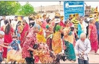 తిరుపతమ్మ దర్శనానికి పోటెత్తిన భక్తులు