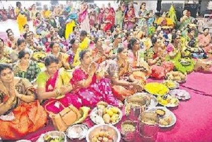 దుర్గమ్మకు సారె సమర్పించిన భక్త బృందాలు