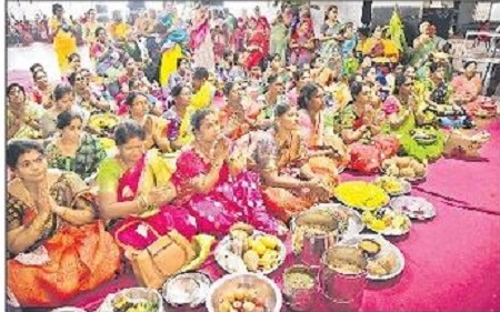 దుర్గమ్మకు సారె సమర్పించిన భక్త బృందాలు
