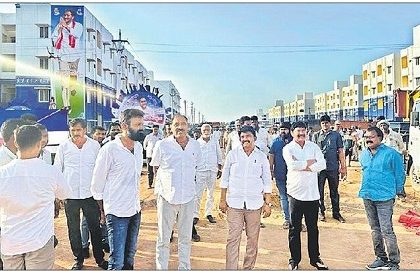 అదిగో నవ నగరం...