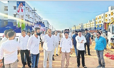 అదిగో నవ నగరం...