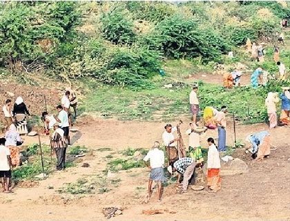 కూలీలకు వరంగా ఉపాధి పనులు