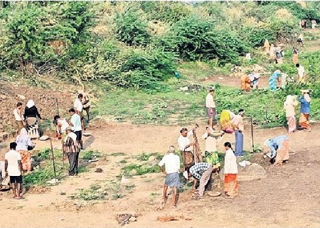 కూలీలకు వరంగా ఉపాధి పనులు