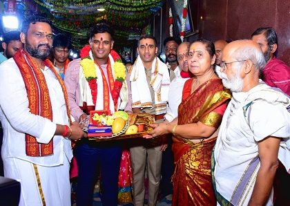 అమ్మవారికి ఆషాడం సారె సమర్పించిన పోలీస్ కమీషనర్ శ్రీ కాంతి రాణా టాటా, ఐపియస్ గారు