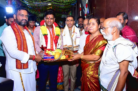అమ్మవారికి ఆషాడం సారె సమర్పించిన పోలీస్ కమీషనర్ శ్రీ కాంతి రాణా టాటా, ఐపియస్ గారు