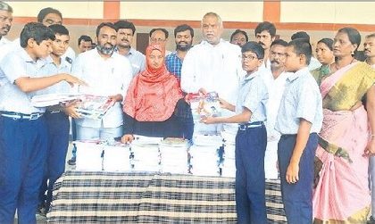 నూరు శాతం పుస్తకాలు పంపిణీ