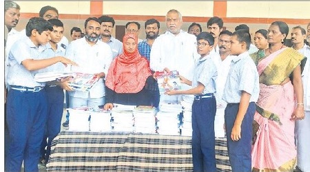 నూరు శాతం పుస్తకాలు పంపిణీ