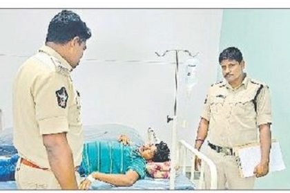 వ్యక్తి ప్రాణాలు కాపాడిన పోలీసులు