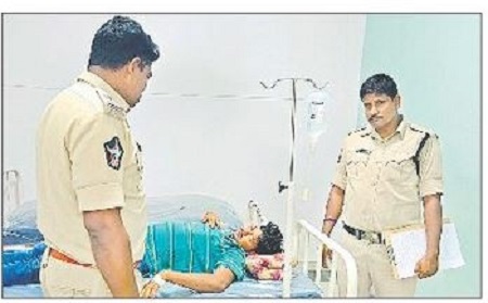 వ్యక్తి ప్రాణాలు కాపాడిన పోలీసులు