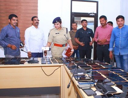 చాట్ బాట్ సేవల ద్వారా పోగొట్టుకున్న మొబైల్స్ లను బాధితులకు అందించిన ఎన్‌టిఆర్ జిల్లా పోలీసులు