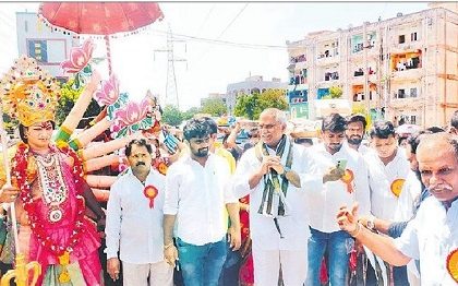 భక్తిశ్రద్ధలతో బోనాలు, సారె సమర్పణ